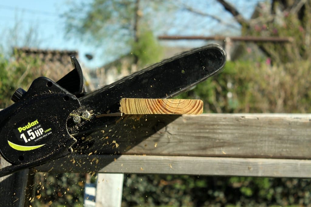 tronçonneuse tranchant une planche de bois